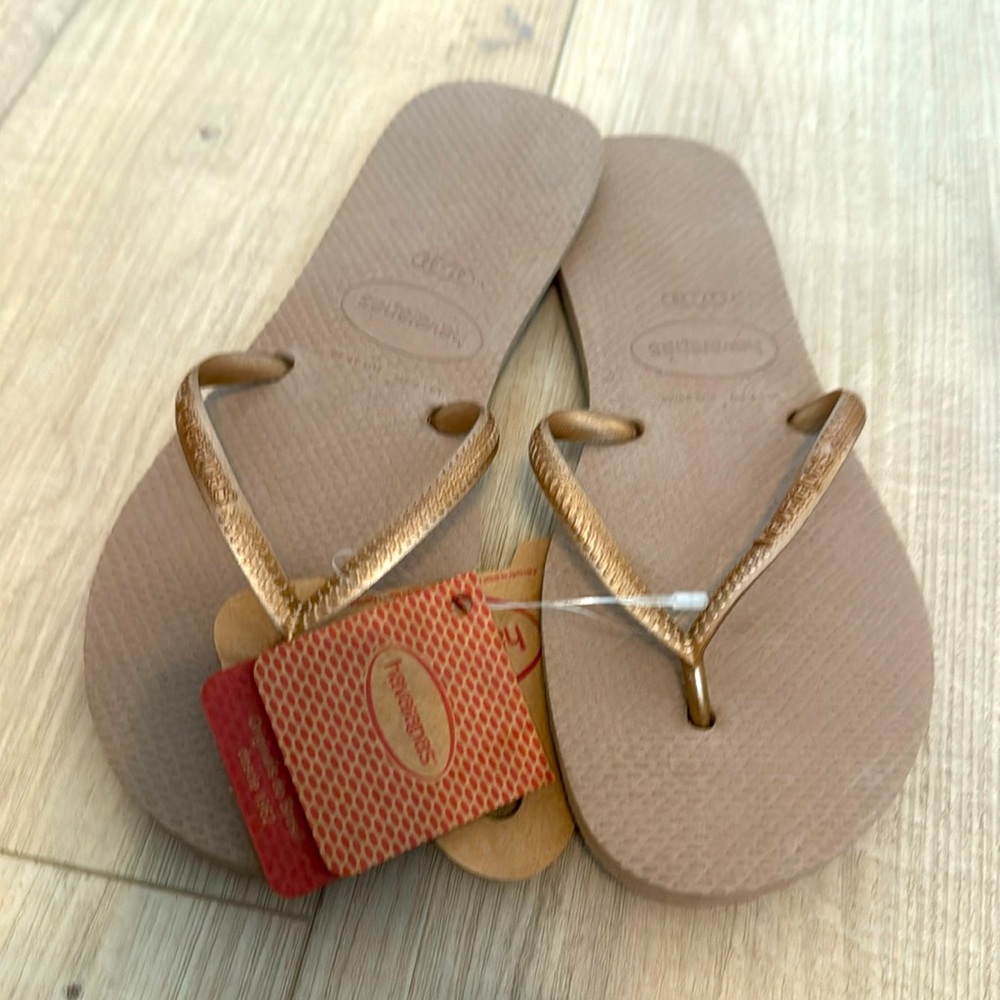 NWT Rose gold Havianas